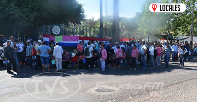 Sancosmeños se manifiestan frente a la EBY en Ayolas