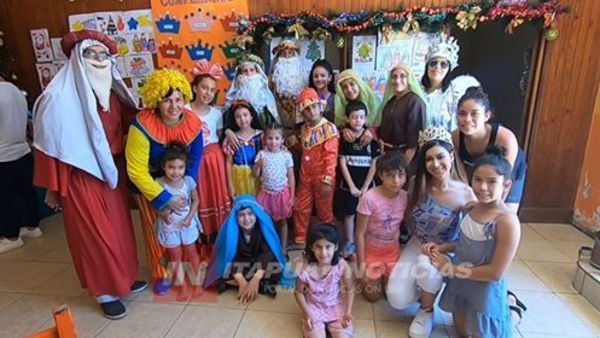 DISFRAZADOS DE REYES LLEGARON A DIFERENTES HOGARES CON REGALOS Y JUEGOS ALEGRES.