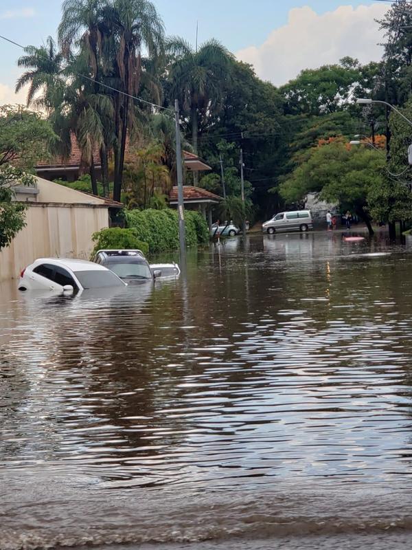 Congreso bajo agua tras lluvias y tormentas - ADN Paraguayo