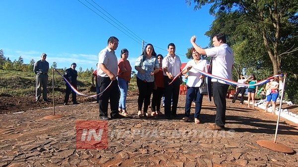 INAUGURAN OBRA DE EMPEDRADO SOBRE CALLE ALEMANIA DEL B° SAN BLAS DE LA PAZ.