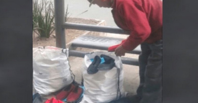 Abuelo vende zapatos que hacen sus hijas
