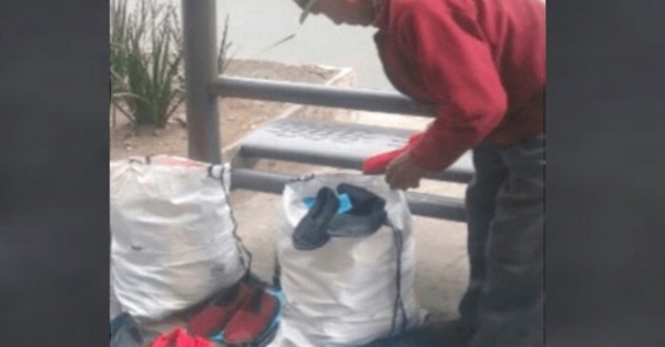 Abuelo vende zapatos que hacen sus hijas