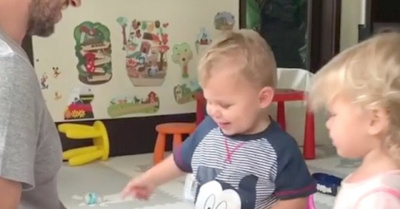 Enrique, jugando con sus mellis