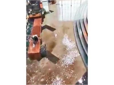 Edificio del Congreso una vez más se inundó con la lluvia