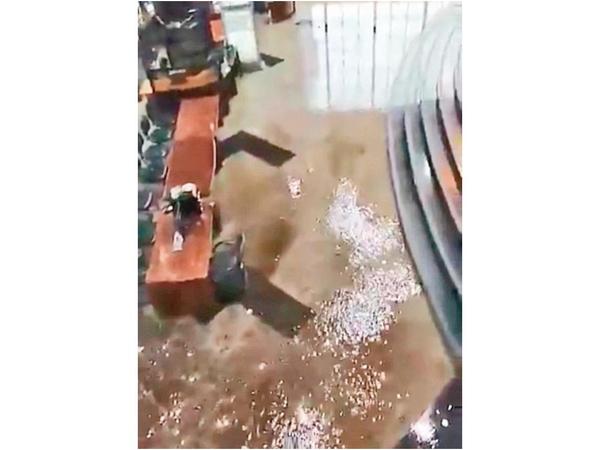 Edificio del Congreso una vez más se inundó con la lluvia