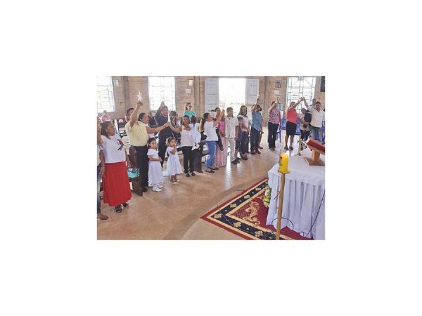 Con un bautismo comunitario celebran el Día de los Reyes