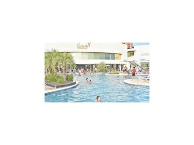 La temporada veraniega se adueña de playas y clubes