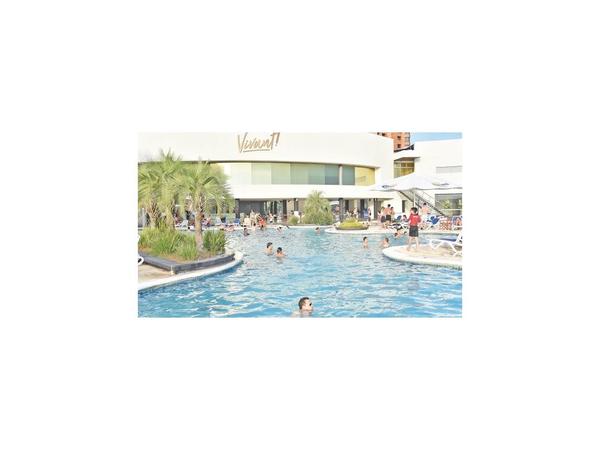 La temporada veraniega se adueña de playas y clubes