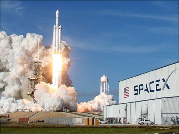 SpaceX lanza al espacio nuevos satélites para crear red de internet
