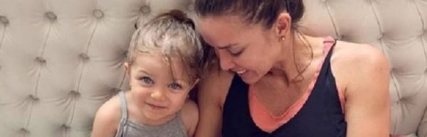 Dallys Ferreira y su hija India entregaron juguetes por el Día de Reyes