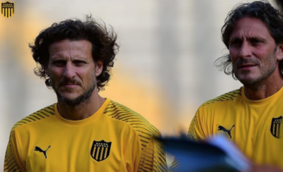 HOY / Diego Forlán dirige su primer entrenamiento en Peñarol