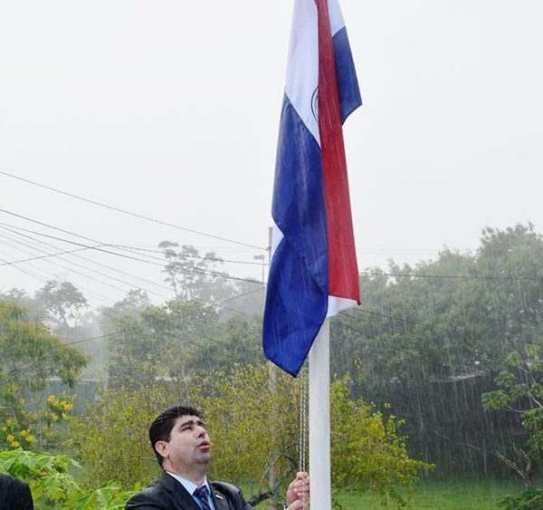 Izan pabellón patrio en acceso a Puerto Iguazú