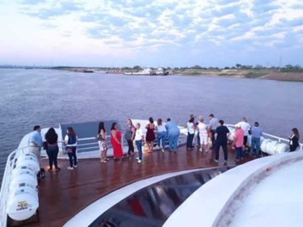 Cerca de 500 personas disfrutaron del primer día de recorrido del Ferry del Chaco