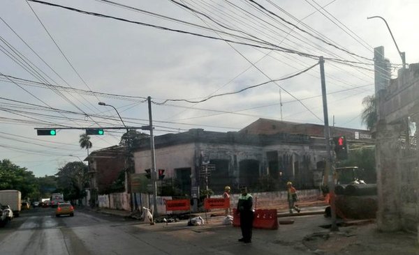 Tramo de avenida España cerrado por trabajos de alcantarillado sanitario - .::RADIO NACIONAL::.