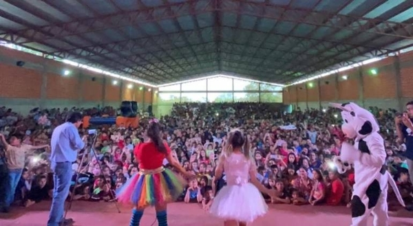 HOY / Reyes Magos en Ybycui: niños jugaron y bailaron en el Polideportivo Municipal