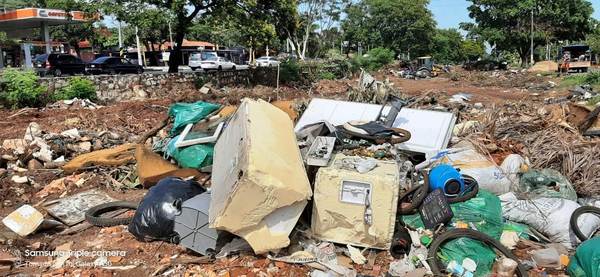 Ciclovía de Luque convertida en vertedero clandestino •