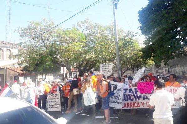 Organizan manifestación frente a Mocipar por “estafa masiva” - Nacionales - ABC Color