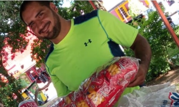 Naldy Cabrera y el regalo de reyes para niños de Paraguarí