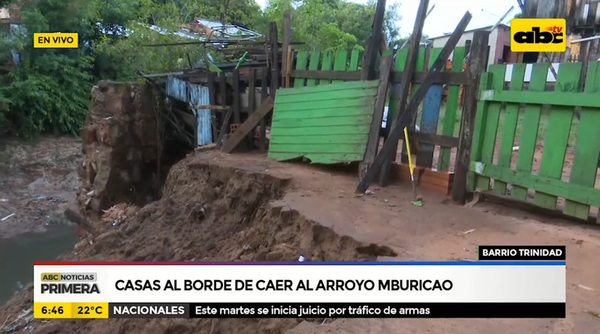 Casas al borde de caer al arroyo Mburicao - ABC Noticias - ABC Color