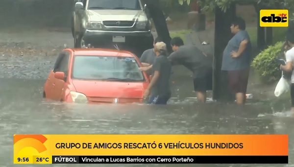 Vecinos rescatan vehículos que quedaron bajo agua