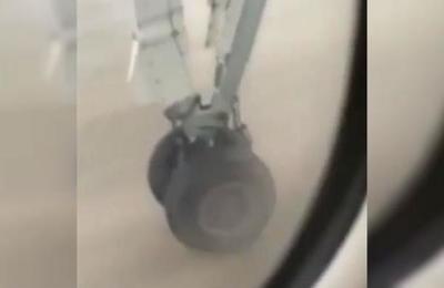 El momento en que un avión pierde una de sus ruedas al despegar - SNT