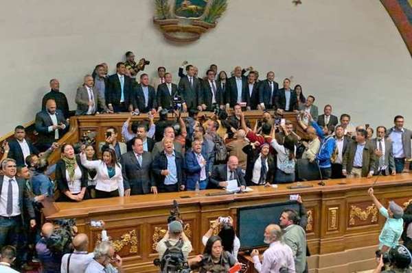 Máxima tensión en Venezuela: Guaidó logró retomar el control del Parlamento | .::Agencia IP::.