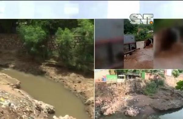 Raudal llevó parte del muro de contención del Arroyo Mburicaó - SNT