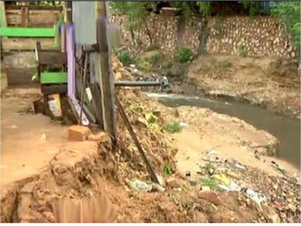 Casas en peligro de derrumbe en el barrio Trinidad de Asunción