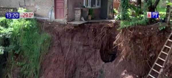Casas al borde del derrumbe en Lambaré | Noticias Paraguay