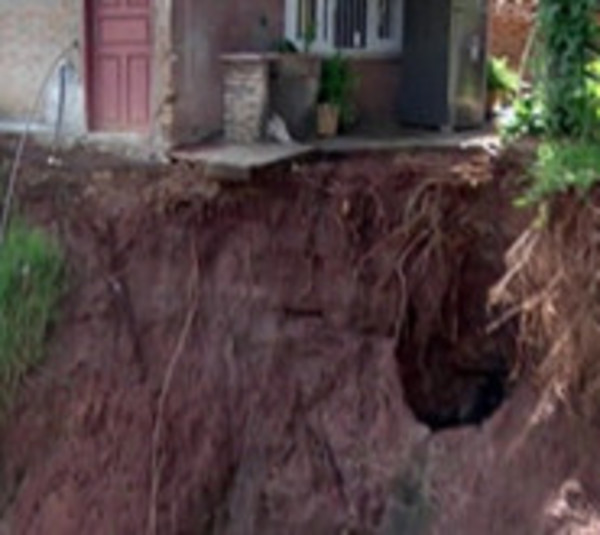 Casas en Lambaré al borde del derrumbe  - Paraguay.com