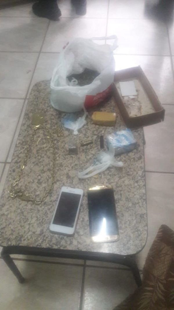 Fueron a rescatar perros abandonados y hallaron droga - Nacionales - ABC Color