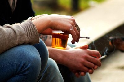 Joven se incendió al fumar, luego de ingerir alcohol rectificado | Noticias Paraguay