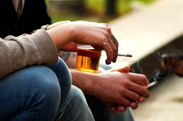 Joven se incendió al fumar, luego de ingerir alcohol rectificado | Noticias Paraguay