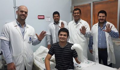 Alta para joven que recibió el primer implante de mano amputada