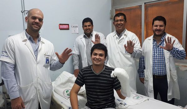 Alta para joven que recibió el primer implante de mano amputada