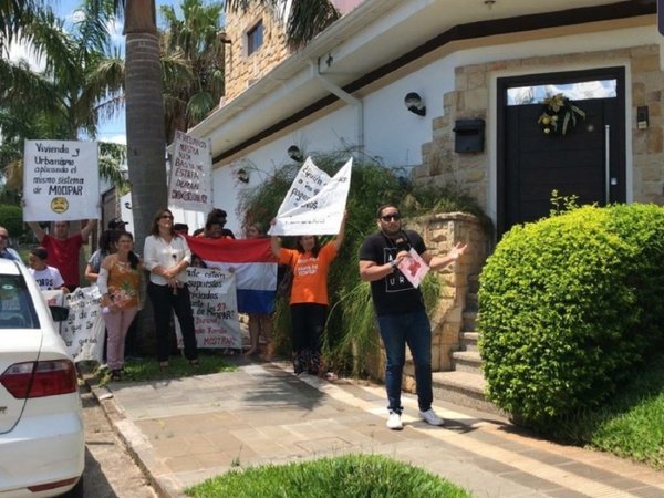Caso Mocipar: Afectados se manifestaron frente a casa de propietario