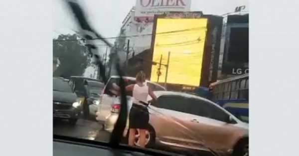 “Arriera” se bajó a dirigir el tránsito en plena lluvia