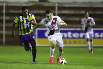 El 'Negro' Paredes seguirá jugando en Primera