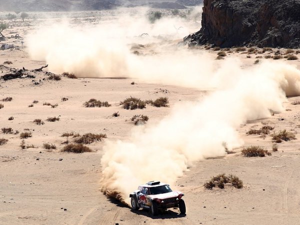 Peterhansel se impone en la cuarta etapa del Dakar y Sainz se mantiene líder