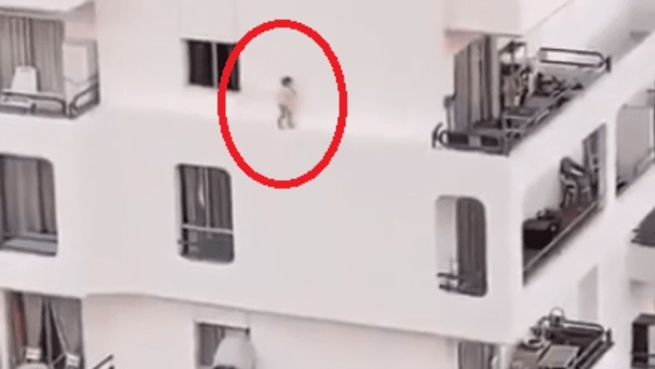 El espeluznante video de una niña caminando por la cornisa de un edificio