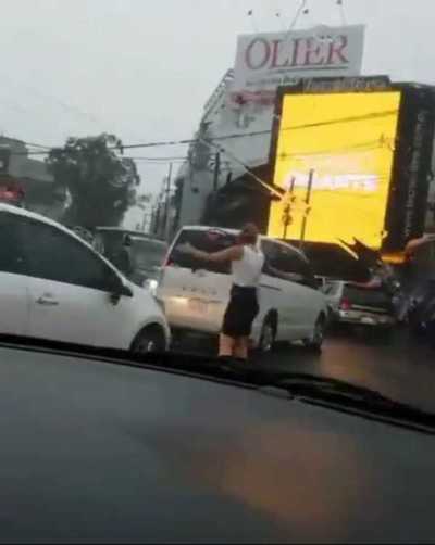 Mujer guía el tránsito en medio de la lluvia y causa revuelo en redes » Ñanduti