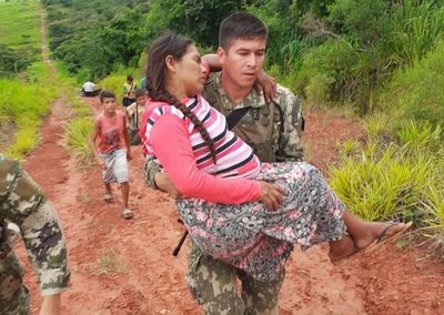 Agentes de la FTC cargan a mujer en brazos para que pueda dar a luz