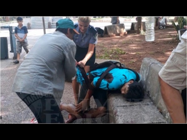 APUÑALAN A UN HOMBRE EN UNA PLAZA EN PLENO CENTRO DE POSADAS