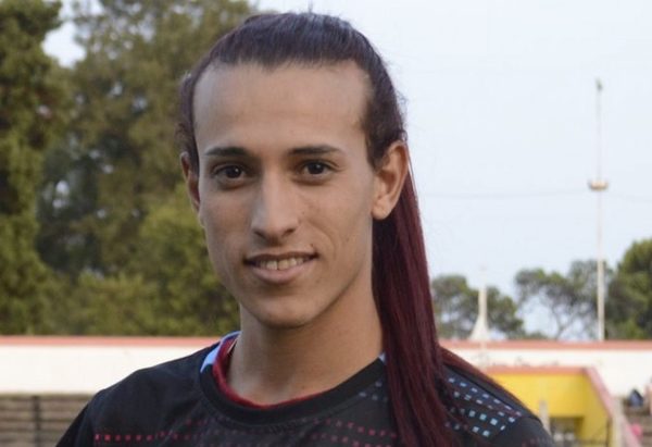 Delantera trans ficha por un club de fútbol femenino