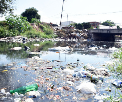 Fueron captados arrojando basura al arroyo