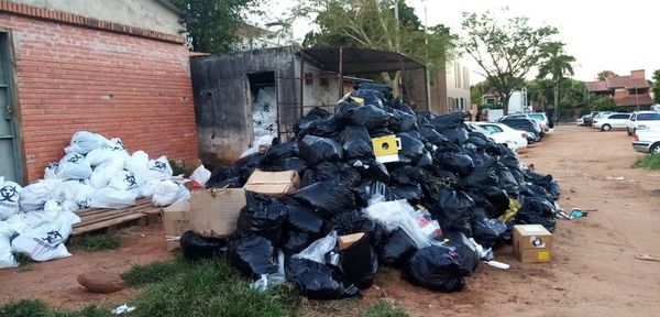 Basuras patológicas expuestas y criaderos de mosquitos en el Hospital San Pablo - Nacionales - ABC Color