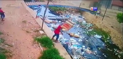 Arroyo es utilizado como vertedero clandestino en Asunción | Noticias Paraguay