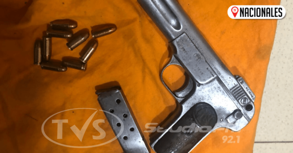 Agentes penitenciarios incautan pistola dentro de Tacumbú