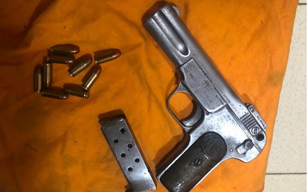 Gardiacárceles incautan pistola dentro de Tacumbú