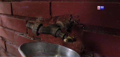 Hace dos meses que están sin agua en el barrio San Pablo | Noticias Paraguay